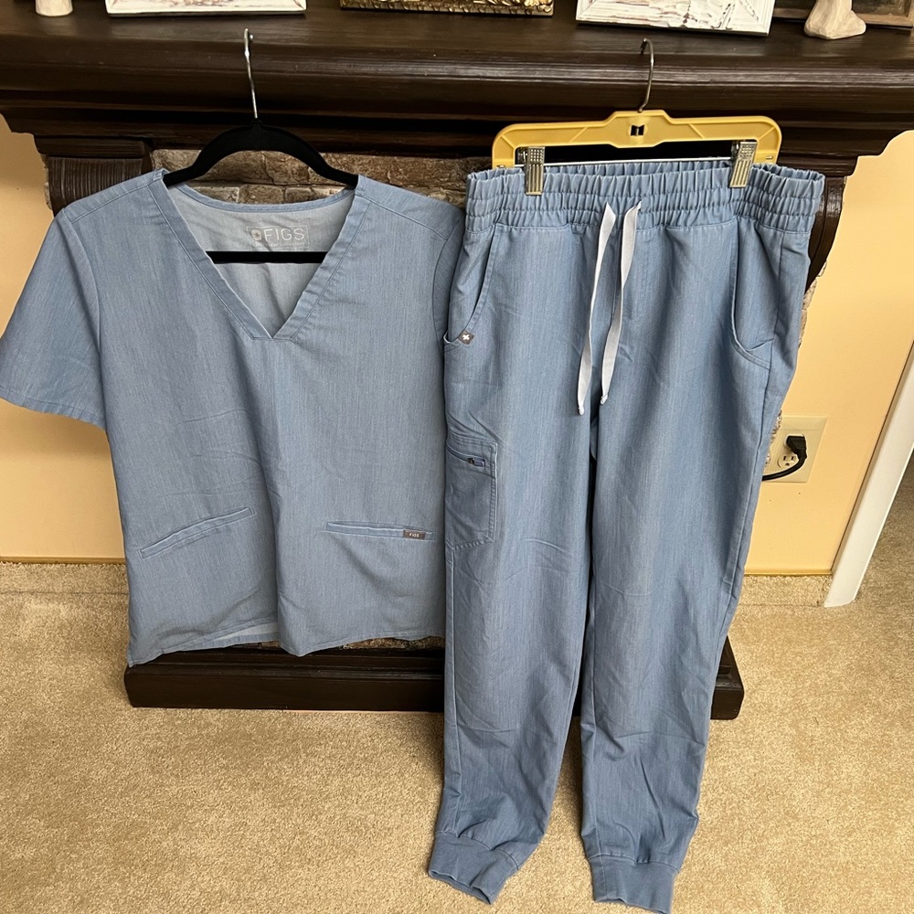 FIGS scrub set Lg top/Sm Tall bottom Denim Blue EUC